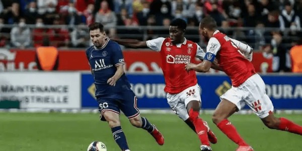 巴黎圣日耳曼主场迎战摩纳哥，卫冕战意强烈，主场优势明显，摩纳哥客场压力大，双方争夺激烈。