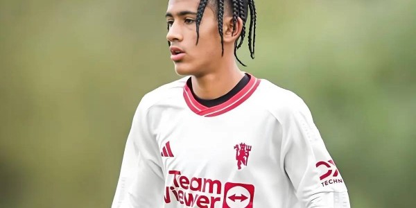 传奇退场！15岁天才顶上空缺？曼联两代希望错位，藏着怎样的未来